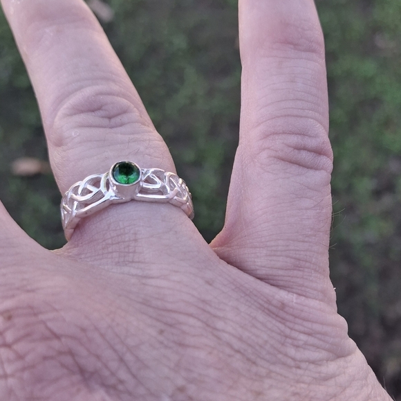 New Solitaire Emerald 925 Silver Celtic Wedding Band. - Picture 5 of 8
